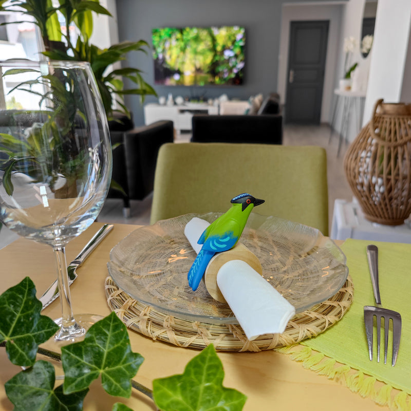 ANILLO DE SERVILLETA DECORATIVO - Momoto amazónico - Madera tallada y pintada a mano