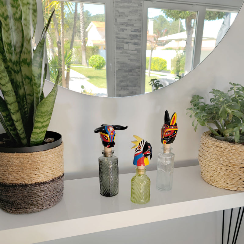 ROLHA DECORATIVA PARA GARRAFAS - A arara do carnaval - Madeira esculpida e pintada à mão