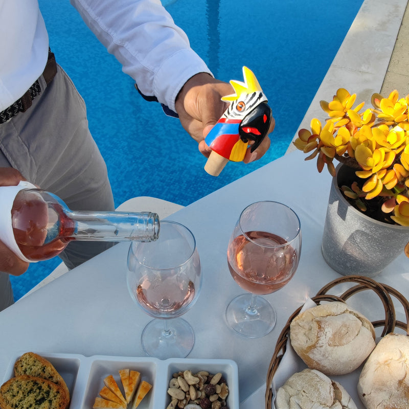 ROLHA DECORATIVA PARA GARRAFAS - A arara do carnaval - Madeira esculpida e pintada à mão