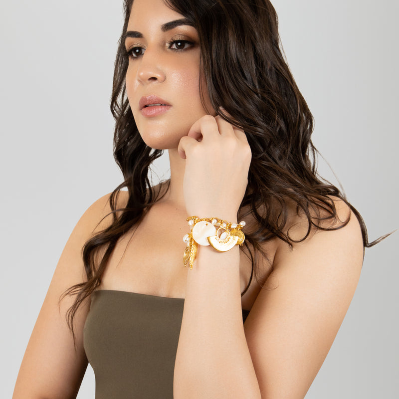 ENCANTO BRACELET - Handmade - 24K gold-plated - Cultured pearls, mother-of-pearl