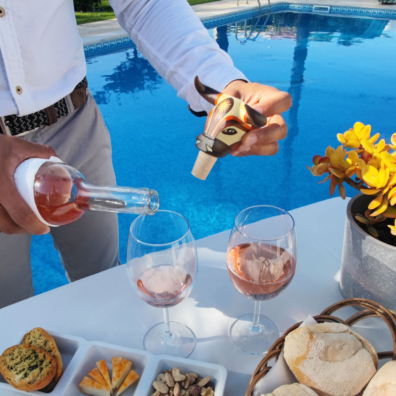 ROLHA DECORATIVA PARA GARRAFAS - O touro do carnaval - Madeira esculpida e pintada à mão