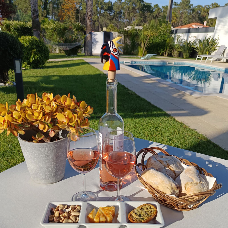 ROLHA DECORATIVA PARA GARRAFAS - A arara do carnaval - Madeira esculpida e pintada à mão